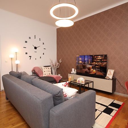 Ruby Holiday Home With Patio Відень Екстер'єр фото